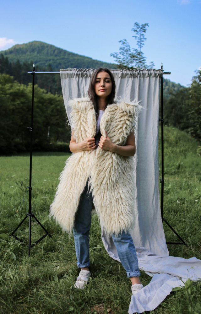 Гуня-безрукавка біла