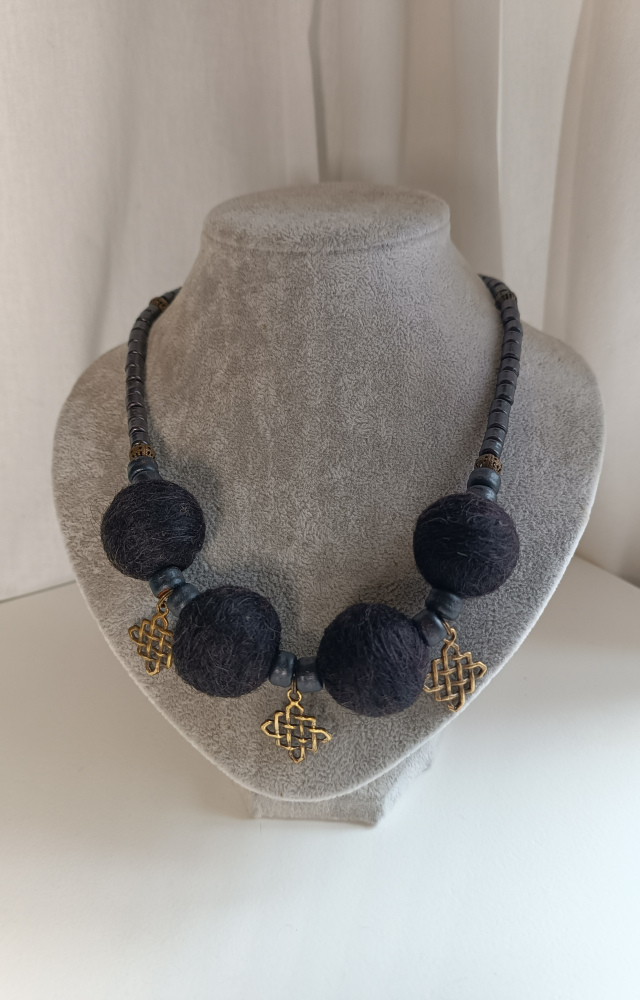 Намисто "Квадрат Сварога". Вовна, керамічні коралі і латунь. 